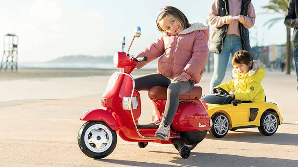 Moto Vespa Playkin de 6V para niñas y niños